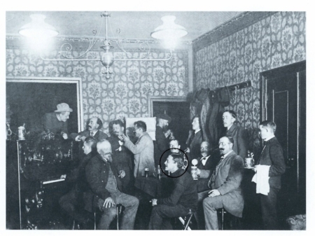 Reinhold Neubert im Kreis der Künstler der Schwaaner Künstlerkolonie im Hotel Drewes, um 1900